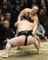 Harumafuji crashes again at New Year basho