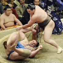 Hakuho made to work for 9th win at sumo tournament