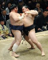 Asashoryu wins over Kotomitsuki at New Year sumo