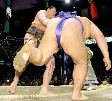 Hakuho beats Kaio at New Year sumo