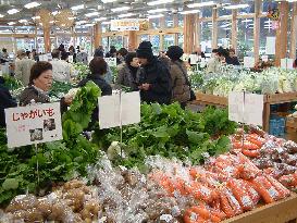 Consumers turn to local farmer's markets amid food scandals