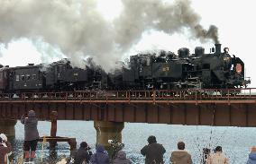 Railway fans treated to double steam locomotive run