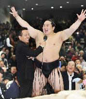 Asashoryu completes memorable comeback to win New Year title