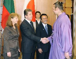 Bulgarian President Parvanov meets sumo wrestler Kotooshu