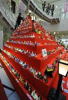 700 'hina' dolls displayed on 4-meter-high stand