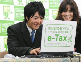 Teenage golf star Ishikawa tries tax return computer system