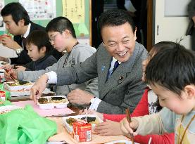 Aso visits elementary school in Tokyo