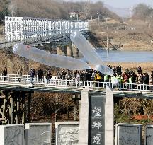 S. Korean civic groups send anti-N. Korea fliers to N. Korea