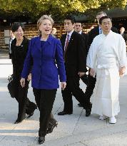 Clinton visits Tokyo shrine dedicated to Emperor Meiji
