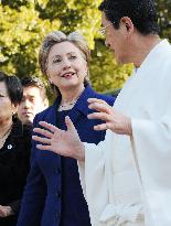Clinton visits Tokyo shrine dedicated to Emperor Meiji