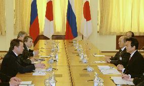 Aso, Medvedev hold summit talks in Sakhalin