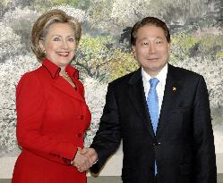 Clinton holds talks with S. Korean foreign minister Yu