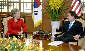 Clinton holds talks with S. Korean foreign minister Yu