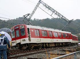 Train derails at dawn in Mie Prefecture