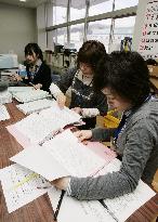 Cash handout begins in Aomori and Hokkaido villages