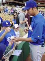 Dodgers' Kuroda signs autographs in meeting with fans
