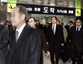 Abductee kin arrive in Busan for talks with ex-N. Korean agent