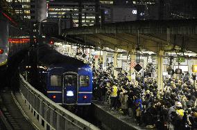 Thousands cheer as 'blue trains' start last runs at JR stations