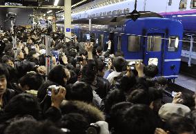 Thousands cheer as 'blue trains' start last runs at JR stations