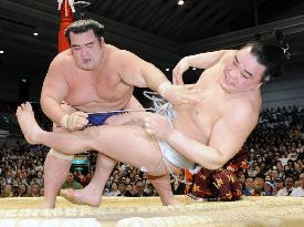 Asashoryu gets 1st day win at spring sumo