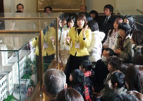 Mishima's suicide room a hot spot in Defense Ministry tour