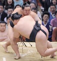 Asashoryu, Hakuho standing tall at spring sumo