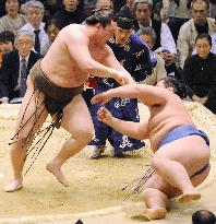 Asashoryu, Hakuho showing no mercy at spring sumo