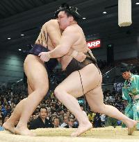 Asashoryu, Hakuho stay spotless at spring sumo