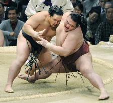 Asa, Hakuho still tied at top at spring sumo
