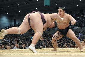 Asa, Hakuho march on at spring sumo