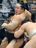 Asa falls, Hakuho takes lead at spring sumo