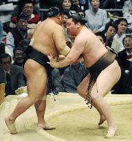 Asa falls, Hakuho takes lead at spring sumo