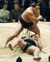 Asa rebounds, Hakuho still 1 win clear at spring sumo