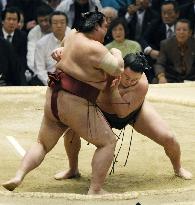 Asa rebounds, Hakuho still 1 win clear at spring sumo
