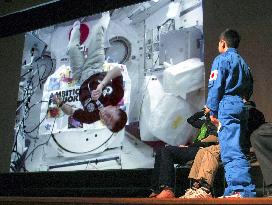 Wakata communicates with students in Japan from space station