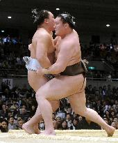 Hakuho closes in on spring title as Asa crashes again