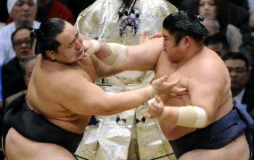 Hakuho closes in on spring title as Asa crashes again