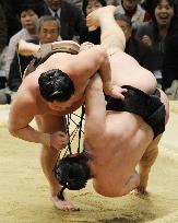 Hakuho moves 1 win away from victory at spring sumo