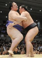 Mongolian yokozuna Asashoryu beats ozeki Kaio