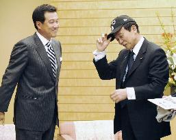 Japan baseball manager Hara meets with Prime Minister Aso
