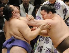 Hakuho wins 10th Emperor's Cup at spring sumo