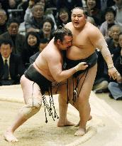 Asashoryu loses to Kotooshu at spring sumo