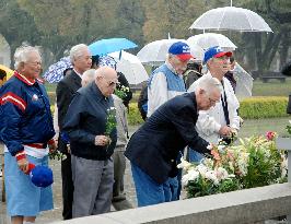 Japan, U.S. veterans make reconciliation visit to A-bomb site