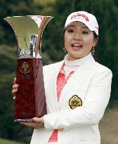 Hwang romps to 1st title in Japan at Yamaha Ladies Open