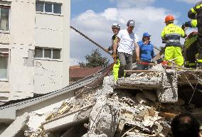 Strong quake rocks central Italy, leaving 90 dead