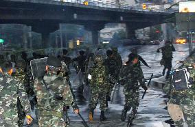 Thai security forces start crackdown on antigov't protesters