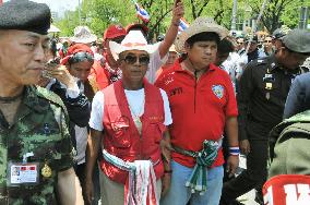 Thai protesters peacefully leave Government House