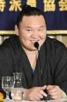 Hakuho gives thumbs up to more foreign wrestlers