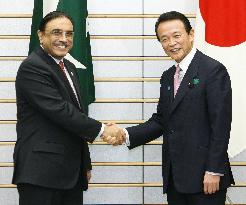Pakistani President Zardari talks with Prime Minister Aso