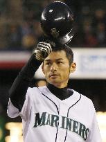 Mariners' Ichiro breaks Harimoto's career-hits record